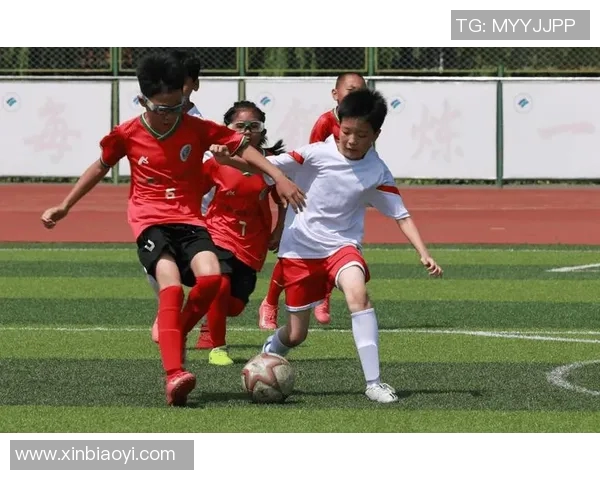 足球明星携手孩子共赴绿茵场展现梦想与激情的精彩瞬间