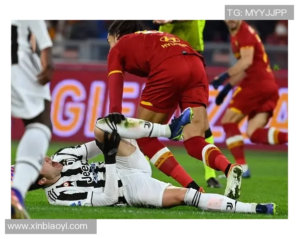 足球明星受伤瞬间曝光腿部伤势引发球迷热议与关切